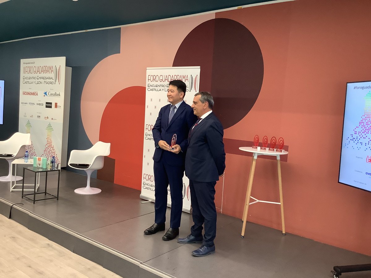 #foroguadarrama25 #PremiosInternacionales Eon Gio Sim, consejero para Asuntos Políticos y Económicos de <a href="/embcoreaespana/">Embajada de la República de Corea en España</a>, recibe el premio de manos de <a href="/cesar_losada/">César Losada</a>, CEO de <a href="/kuchenhouse/">KüchenHouse Cocinas Alemanas, Baños, Vestidores</a>