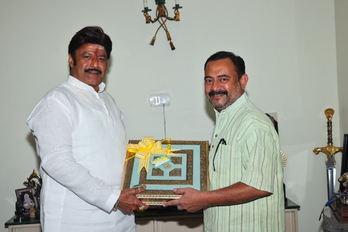 అఖండ విజయాలకు కేరాఫ్ అడ్రస్..
NTR నేషనల్ అవార్డ్ విజేత..
పద్మభూషణ్ గ్రహీత..
నటసింహం నందమూరి బాలయ్యబాబుకి 
జన్మదిన శుభాకాంక్షలు 😊💐🙏
#HappyBirthdayNBK