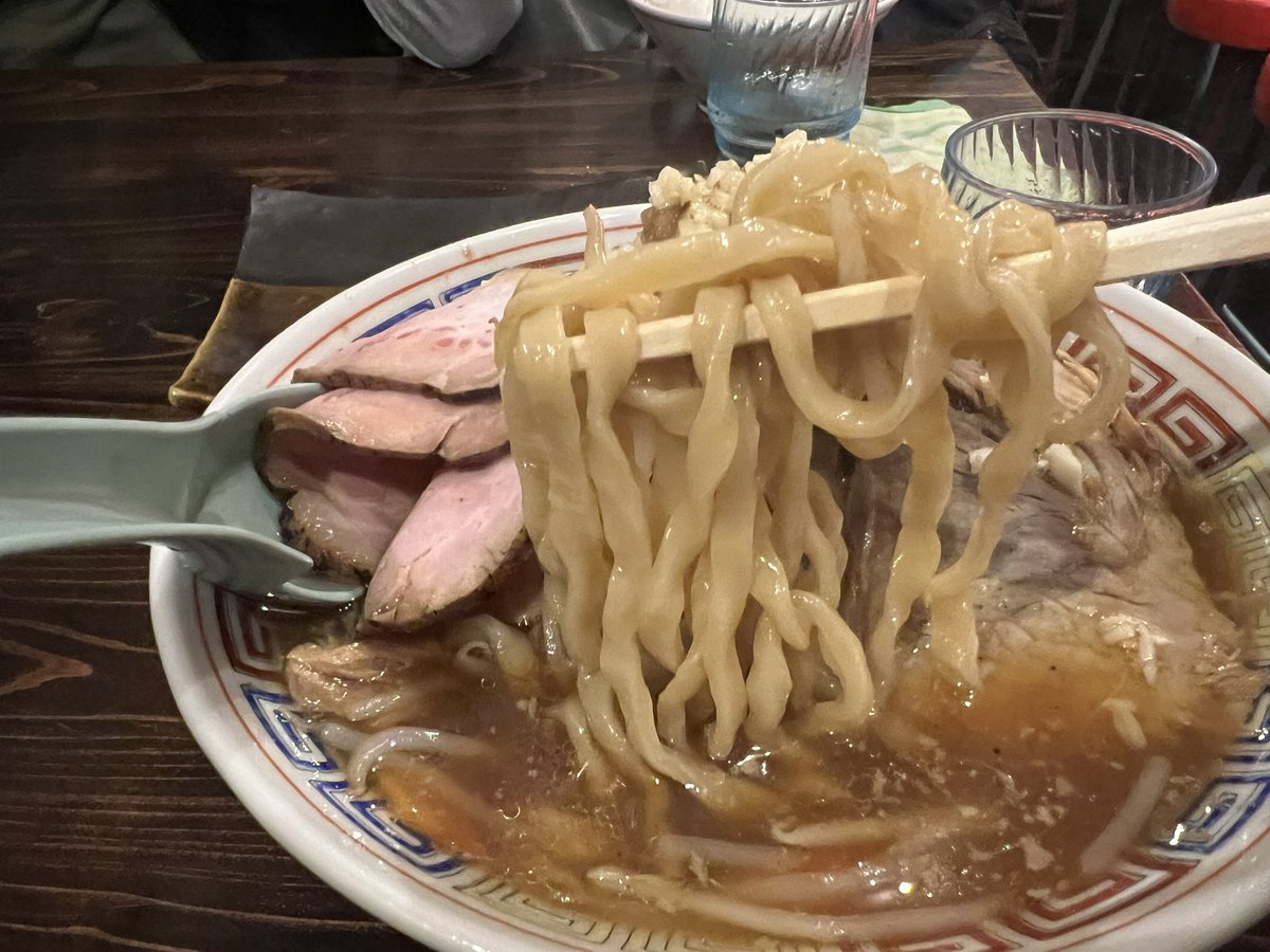 MasaniMasaaki's tweet image. 川口市栄町
中華ソバなるとさん🍜

【限定】なる二郎〜本気バージョン

中華ソバなるとさんで食べたG系限定の中で一番美味いラーメン爆誕！！

スープはしっかり豚の旨味が詰まった非乳化スープ！

麺は餅姫！
固茹でで最初はゴワゴワ食感なんだけど途中からモチモチ食感に♪…