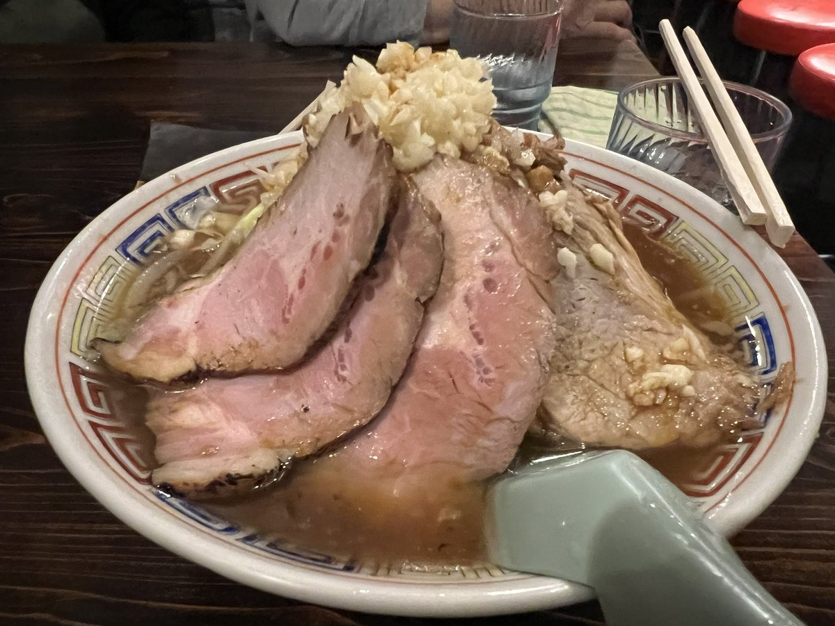 MasaniMasaaki's tweet image. 川口市栄町
中華ソバなるとさん🍜

【限定】なる二郎〜本気バージョン

中華ソバなるとさんで食べたG系限定の中で一番美味いラーメン爆誕！！

スープはしっかり豚の旨味が詰まった非乳化スープ！

麺は餅姫！
固茹でで最初はゴワゴワ食感なんだけど途中からモチモチ食感に♪…