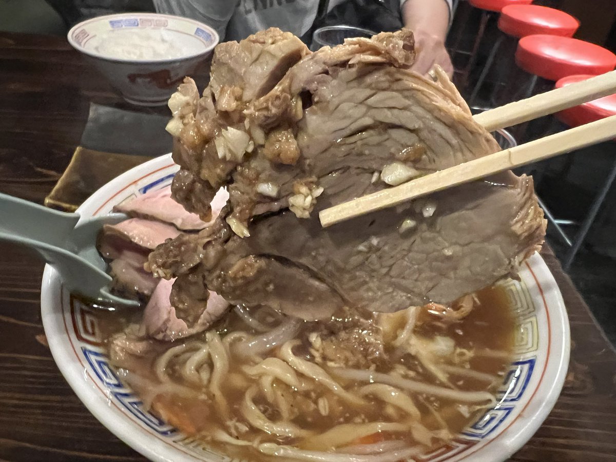 MasaniMasaaki's tweet image. 川口市栄町
中華ソバなるとさん🍜

【限定】なる二郎〜本気バージョン

中華ソバなるとさんで食べたG系限定の中で一番美味いラーメン爆誕！！

スープはしっかり豚の旨味が詰まった非乳化スープ！

麺は餅姫！
固茹でで最初はゴワゴワ食感なんだけど途中からモチモチ食感に♪…