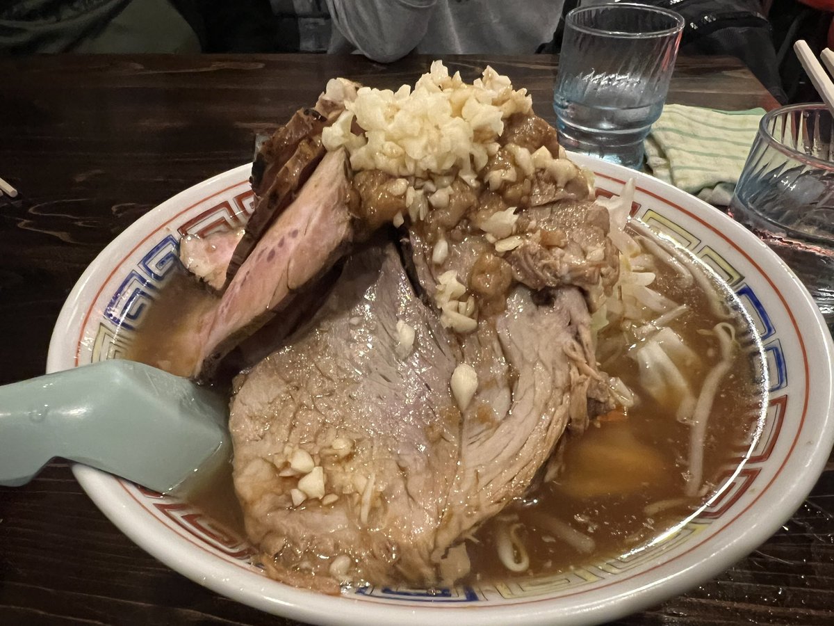 MasaniMasaaki's tweet image. 川口市栄町
中華ソバなるとさん🍜

【限定】なる二郎〜本気バージョン

中華ソバなるとさんで食べたG系限定の中で一番美味いラーメン爆誕！！

スープはしっかり豚の旨味が詰まった非乳化スープ！

麺は餅姫！
固茹でで最初はゴワゴワ食感なんだけど途中からモチモチ食感に♪…