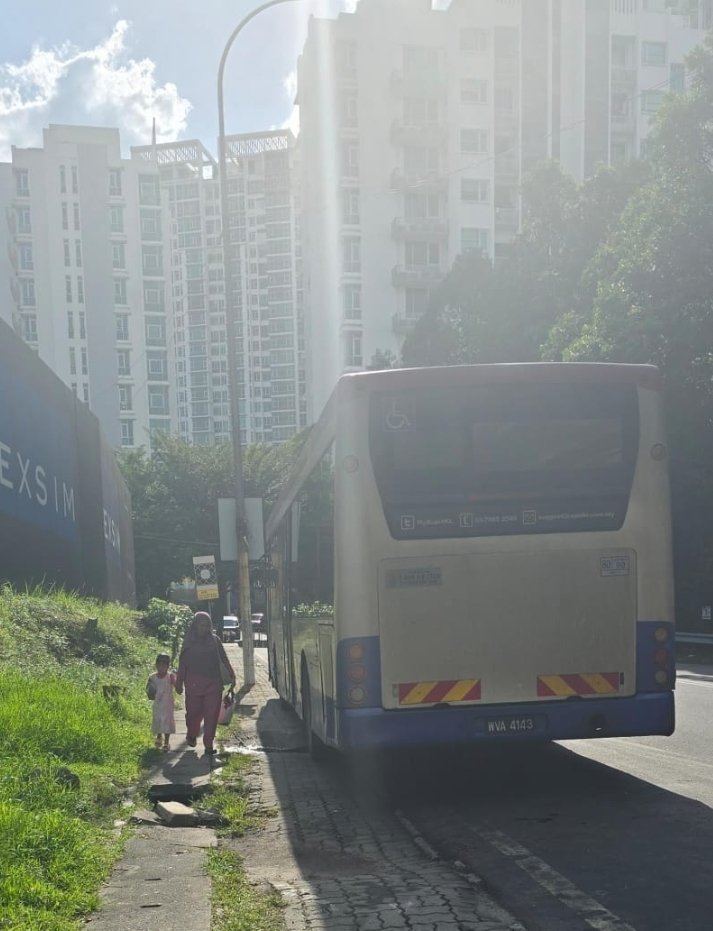 BryanLoh3's tweet photo. @myrapidkl @DBKL2u @hannahyeoh @bbdpsrihartamas Multiple Complains have been made @myrapidkl whatsapp chat in the past but nothing has been done. Also reported to @DBKL2u ..... https://t.co/1pZb1j6lVm