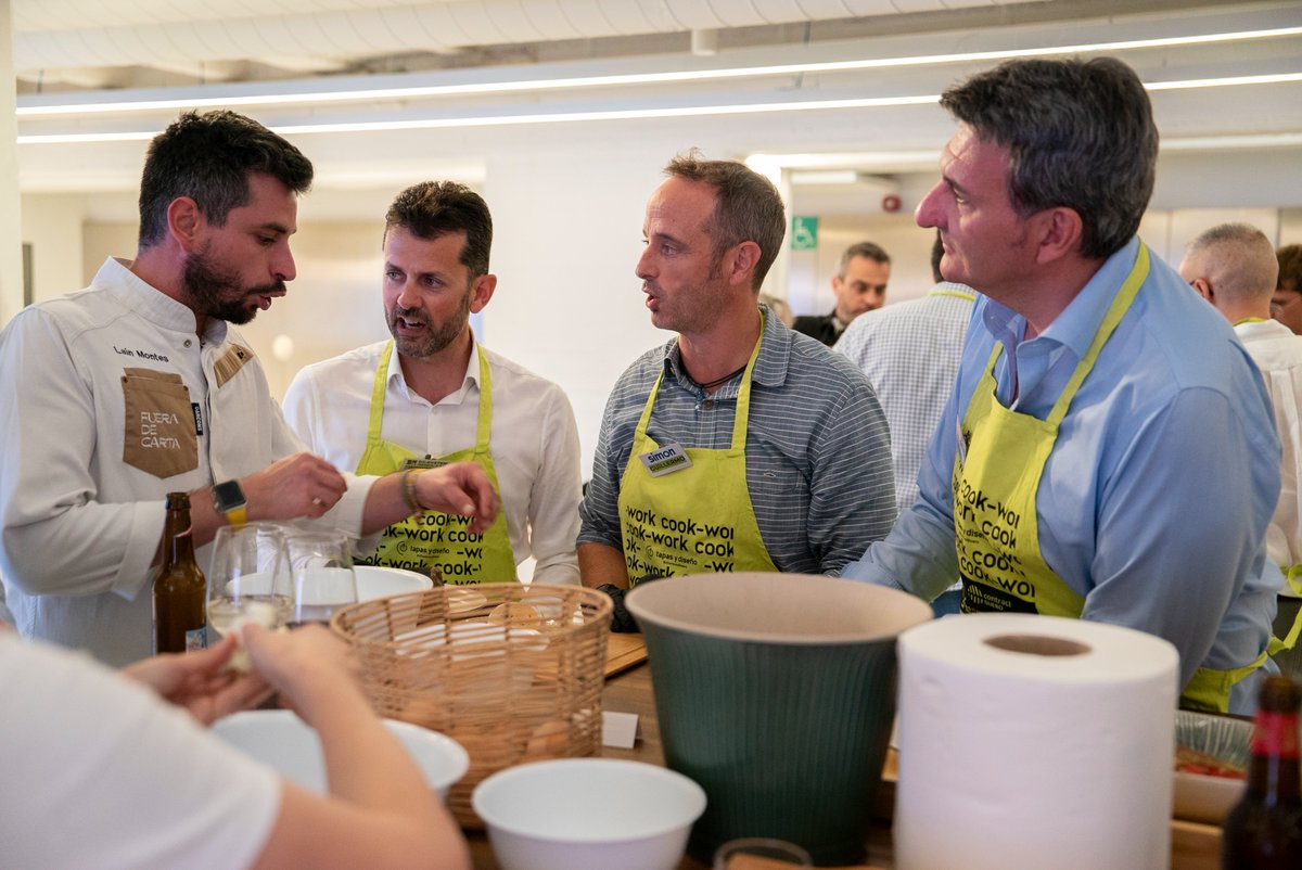 Contract_Duero's tweet photo. 🔄 Así fue “Tapas y Diseño” en La Casa de la Luz de SIMON, Madrid 🍴
El pasado 28 de mayo vivimos una jornada muy especial en el showroom de @SimonElectricES, donde el diseño se unió con la gastronomía de la mano de la marca colaborativa @Contract_Duero  de @ClusterAeice. https://t.co/FaNZFIfJta