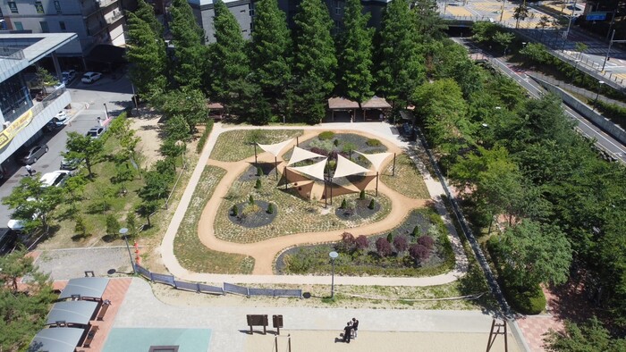 todaykin2021's tweet image. [용인시] 신봉체육공원에 ‘정원이 있는 맨발길’ 조성
#용인특례시 #맨발길 #신봉체육공원 #도심힐링 #황토산책로 #이상일시장 #정원산책로 #도보힐링 #자연친화공간 #용인산책길
todaykin.com/13524