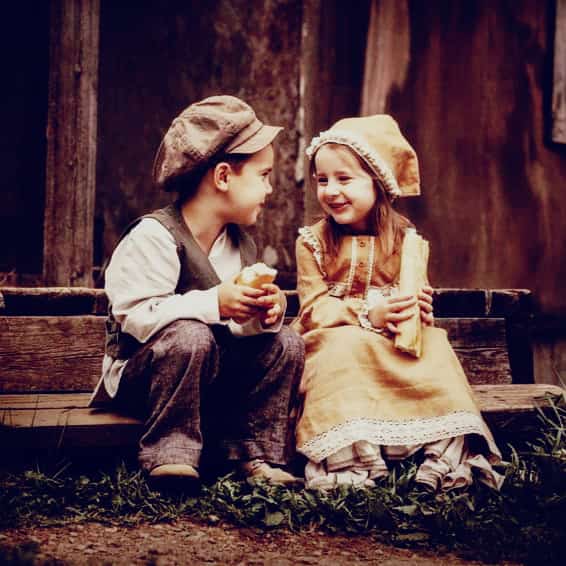 Gülüşün şehrin dengesini alt üst ediyor, 
Sen gül şehri yeniden inşa ederim ben..