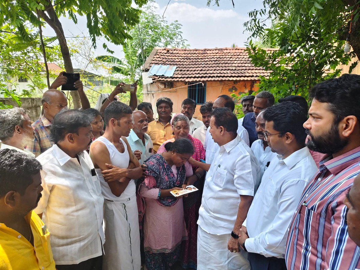 Dr.K.Ponmudy (@kponmudimla) on Twitter photo திருக்கோவிலூர் கிழக்கு ஒன்றியம், தி.அத்திப்பாக்கம் கிராமத்தை சேர்ந்த சஞ்சீவி-நித்தியா தம்பதியரின் மகன் 9 வயதுள்ள தார்கேஷ் என்பவர் ஏரியில் மூழ்கி இறந்ததை அறிந்த மாண்புமிகு தமிழ்நாடு முதலமைச்சர் <a href="/mkstalin/">M.K.Stalin</a> அவர்கள் அறிவித்த ரூ.3.00 இலட்சம் நிதியுதவியை வழங்கி ஆறுதல் கூறினோம். திருக்கோவிலூர் கிழக்கு ஒன்றியம், தி.அத்திப்பாக்கம் கிராமத்தை சேர்ந்த சஞ்சீவி-நித்தியா தம்பதியரின் மகன் 9 வயதுள்ள தார்கேஷ் என்பவர் ஏரியில் மூழ்கி இறந்ததை அறிந்த மாண்புமிகு தமிழ்நாடு முதலமைச்சர் <a href="/mkstalin/">M.K.Stalin</a> அவர்கள் அறிவித்த ரூ.3.00 இலட்சம் நிதியுதவியை வழங்கி ஆறுதல் கூறினோம்.