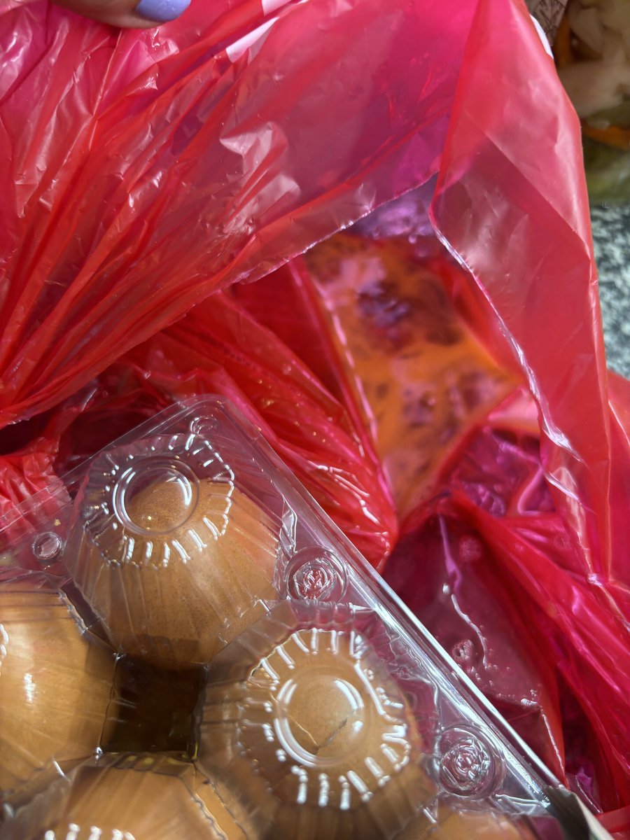 Kurye ürünlerin kırıldığını, yumurtaların,turşunun aktığını iletti kendisi siparişi teslim ettim diye işaretledikten sonra yemek sepetiylegörüşürseniz iade için destek olacaklarını iletti. Fakat talebime işleyiş gereği olumlu yanıt verilemiyormuş. Bu nasıl saçmalık? <a href="/yemeksepeti/">Yemeksepeti</a>