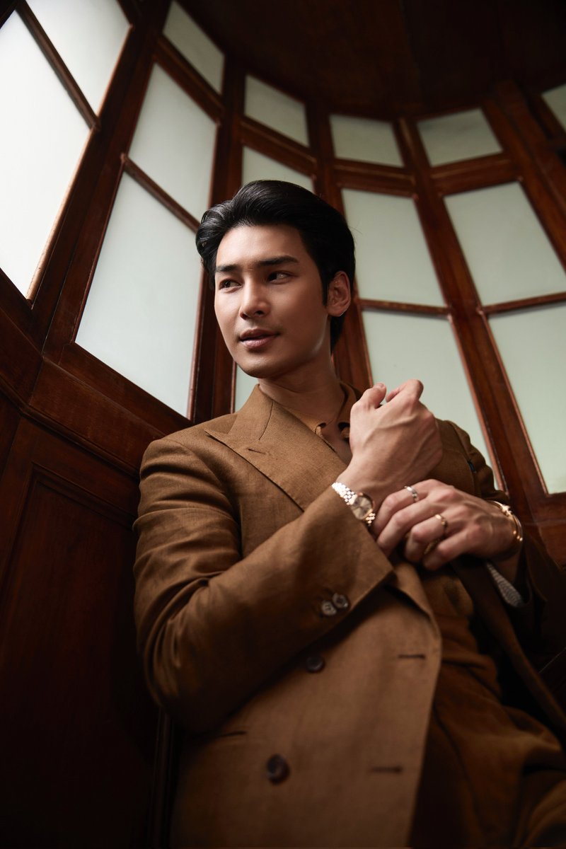 mayaonline2002's tweet photo. อาโป-ณัฐวิญญ์ #ApoNattawin  Piaget Global Ambassador ร่วมแคมเปญล่าสุด 
ที่ Piaget รวบรวมผู้ทรงอิทธิพลจากหลากหลายวงการมาร่วมถ่ายทอดสไตล์อันโดดเด่นของนาฬิกาจิวเวลรี่คอลเลกชั่นใหม่ Sixtie ผ่านภาพแฟชั่นเซ็ตที่สะท้อนถึงไอเดียและพลังแห่งความสร้างสรรค์ของคนรุ่นใหม่ที่จะแตกต่างในการเลือกนิยามความสง่างามให้กับตนเอง

โดย 'อาโป-ณัฐวิญญ์ วัฒนกิติพัฒน์' นำเสนอมุมมองของ Sixtie #PiagetxApo ผ่านตัวตนของเขาได้อย่างเป็นเอกลักษณ์และทรงพลัง ผ่านภาพถ่ายในคอนเซ็ปต์ย้อนยุคแบบร่วมสมัย ที่แม้จะเต็มไปด้วยกลิ่นอายของยุค 60s ทว่ากลับคงความโมเดิร์นไว้อย่างลงตัว.

#Piaget #PiagetSociety #MaisonOfExtraleganza
#PlayOfShapes #Sixtie #DPromptCommunication
#MAYATVOFFICIAL