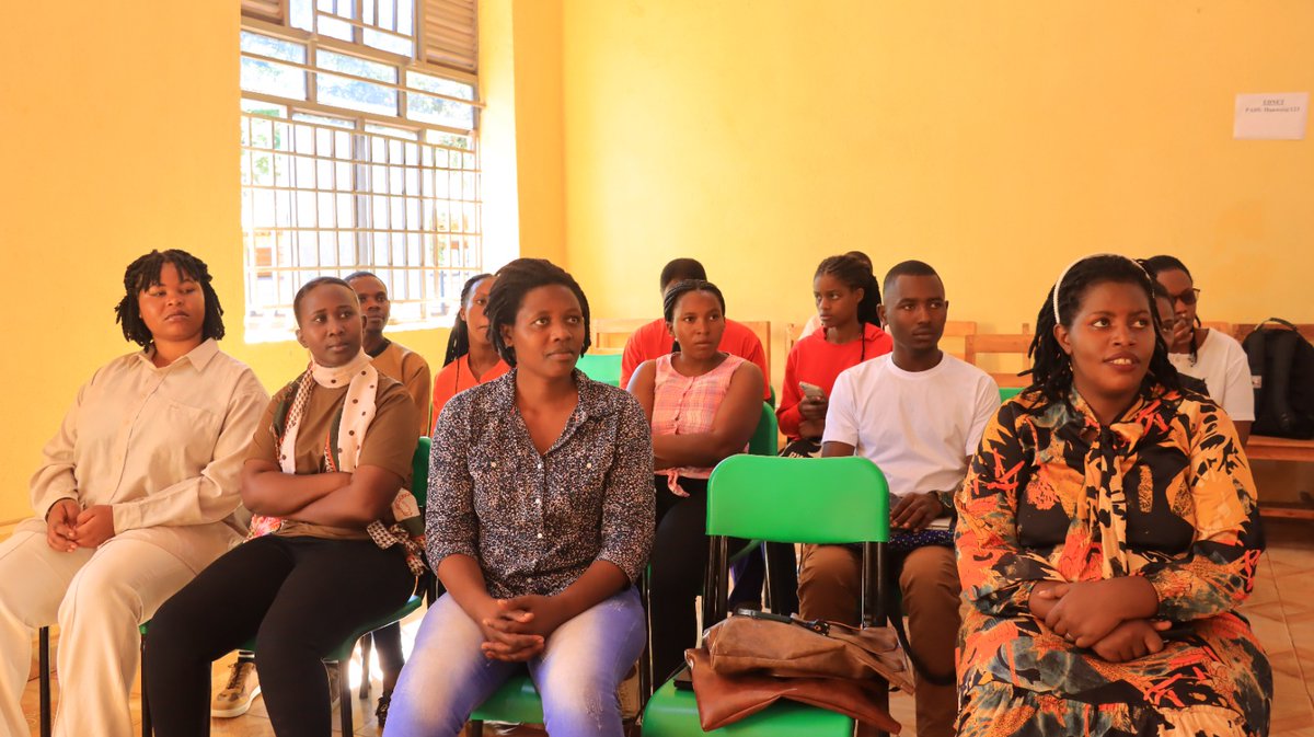 Kirehe District (@kirehedistrict) on Twitter photo Uyu munsi, Umuyobozi w’Akarere wungirije ushinzwe iterambere ry’ubukungu <a href="/NzirabatinyaMo4/">Nzirabatinya Modeste</a> yatangije amahugurwa y’iminsi ibiri ari guhabwa Intore mu ikoranabuhanga (Digital Ambassadors) ku bijyanye no gufasha abaturage kubona kuri serivisi z'ubutaka zitangwa binyuze ku Irembo. Uyu munsi, Umuyobozi w’Akarere wungirije ushinzwe iterambere ry’ubukungu <a href="/NzirabatinyaMo4/">Nzirabatinya Modeste</a> yatangije amahugurwa y’iminsi ibiri ari guhabwa Intore mu ikoranabuhanga (Digital Ambassadors) ku bijyanye no gufasha abaturage kubona kuri serivisi z'ubutaka zitangwa binyuze ku Irembo.