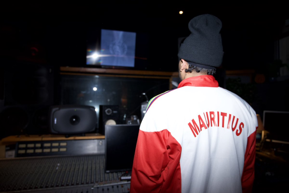 DsonBeats's tweet image. L’album #bēyāh de @THEDAMSO est certifié or en 1 semaine 😳 MERCI À TOUS  
#frere #2epartie #beyah #damso 📀