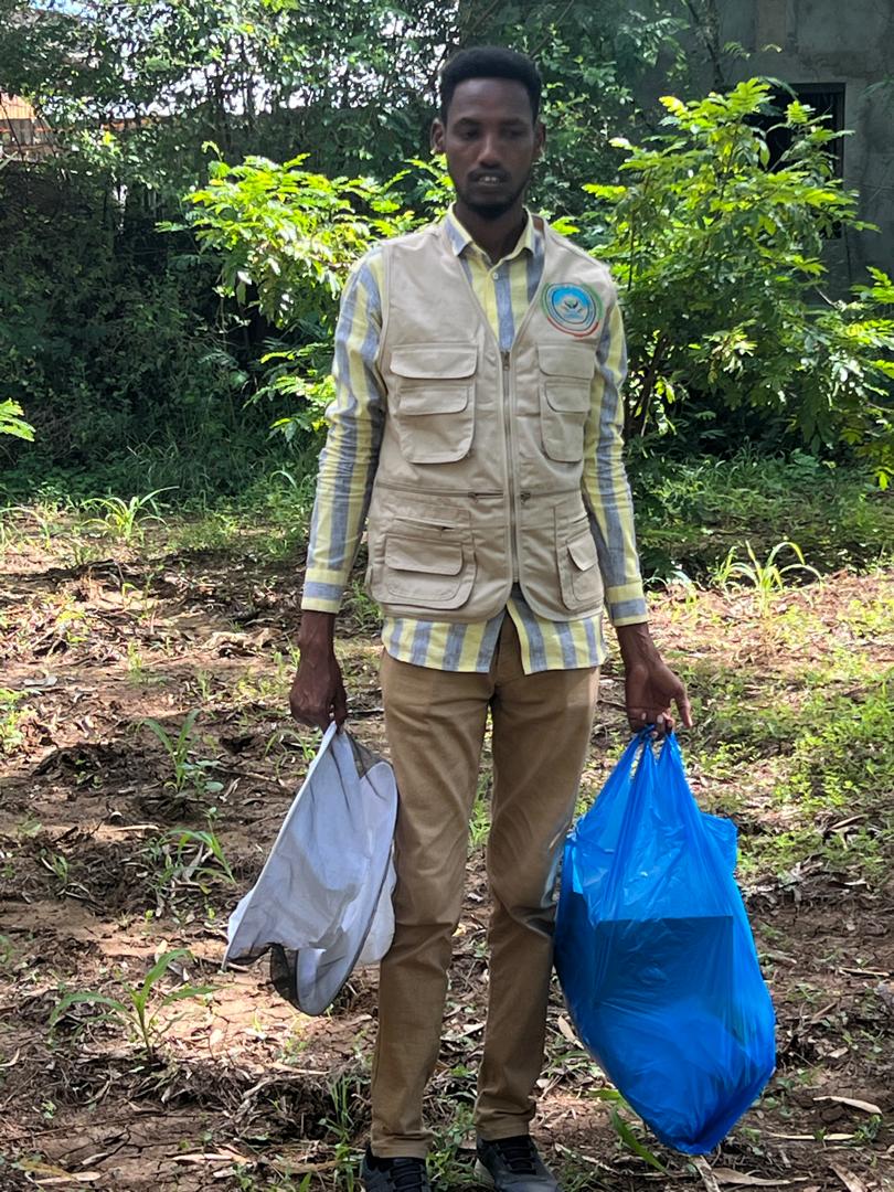 CODHNET's tweet image. CoDHNet distributed protective beekeeping suits to 40 Jinaay farmers in #Baidoa to support sustainable livelihoods &amp;amp; climate-smart agriculture 🐝🌿

Thanks to diaspora support, these farmers are now equipped to start honey production safely!

#FoodSecurity #Resilience #Beekeeping