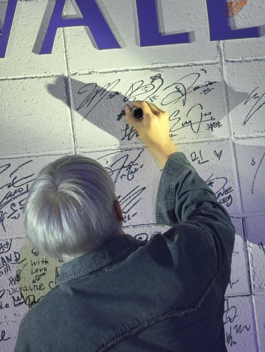 bobahyukie_'s tweet photo. jinjin signing for bin 🥹 https://t.co/yrdAbdQxgA