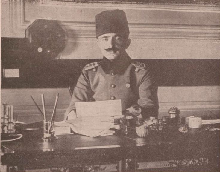 📌Sâbık Harbiye Nâzırı Enver Paşa’nın eşi Naciye Sultan’a Moskova’dan gönderdiği 12 Mart 1921 tarihli mektuptan:

Naciyeciğim, ben doğrusu memlekette bir nezâret sandalyesi elde etmek üzere çalışmak yerine İslâmlar’ın ve memleketinde ezilenlerin müdafaa-i hukuku için daima