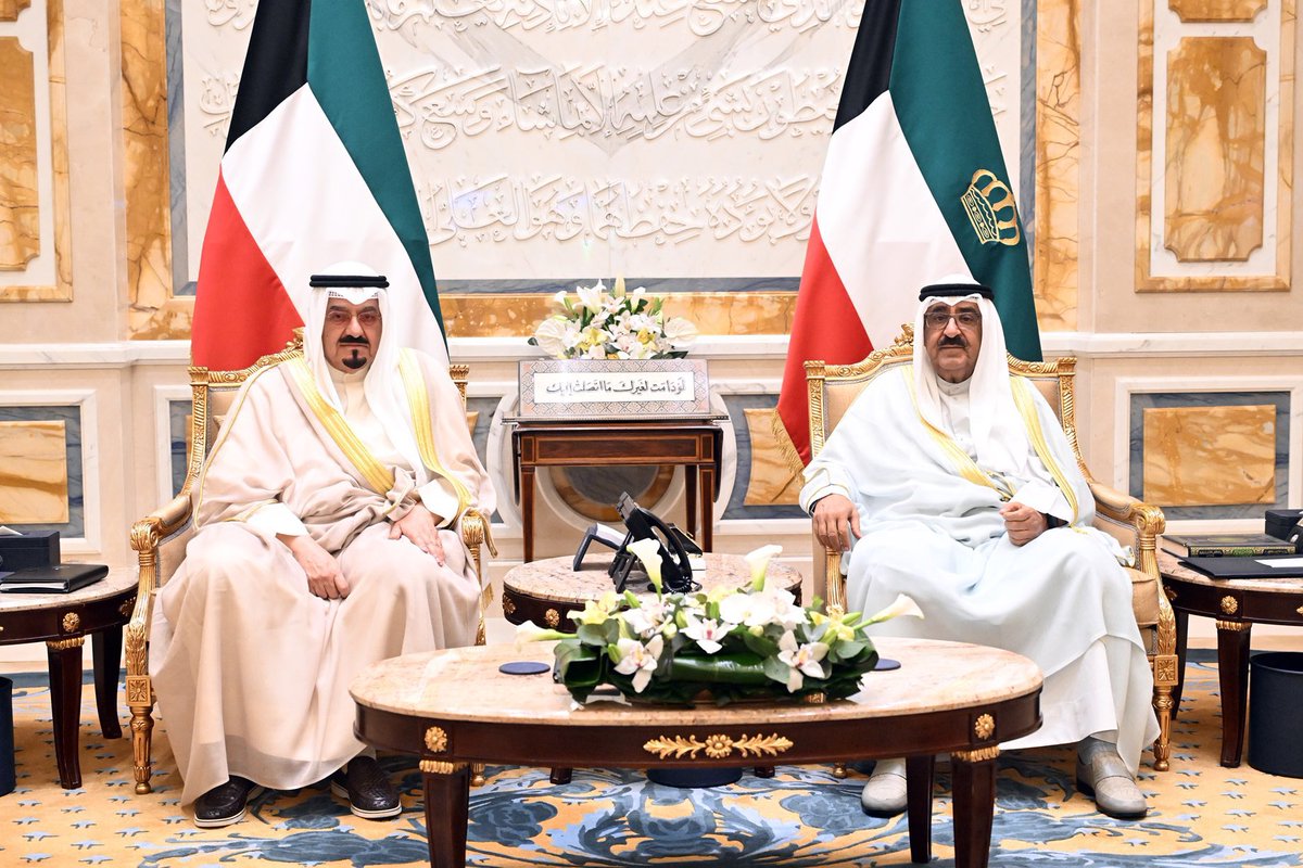 سمو أمير البلاد الشيخ مشعل الأحمد يستقبل سمو ولي العهد الشيخ صباح الخالد 
 
- سموه استقبل أيضا سمو الشيخ أحمد العبدالله رئيس مجلس الوزراء