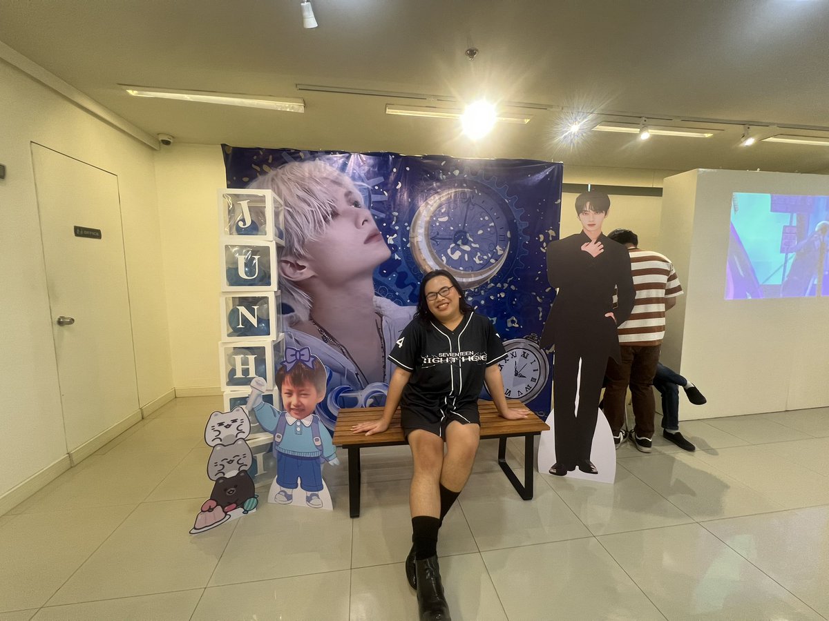 _junniebinnie's tweet photo. Happy birthday to my love! Thank you so much @CrescentJun_PH for this exhibit 🤍 Got to celebrate his birthday with him somehow 🥹 To many more years, my Junhui 🩵🩷
#MoonbeamJun #Jun_Luminous_Years https://t.co/dTo3zDKj94