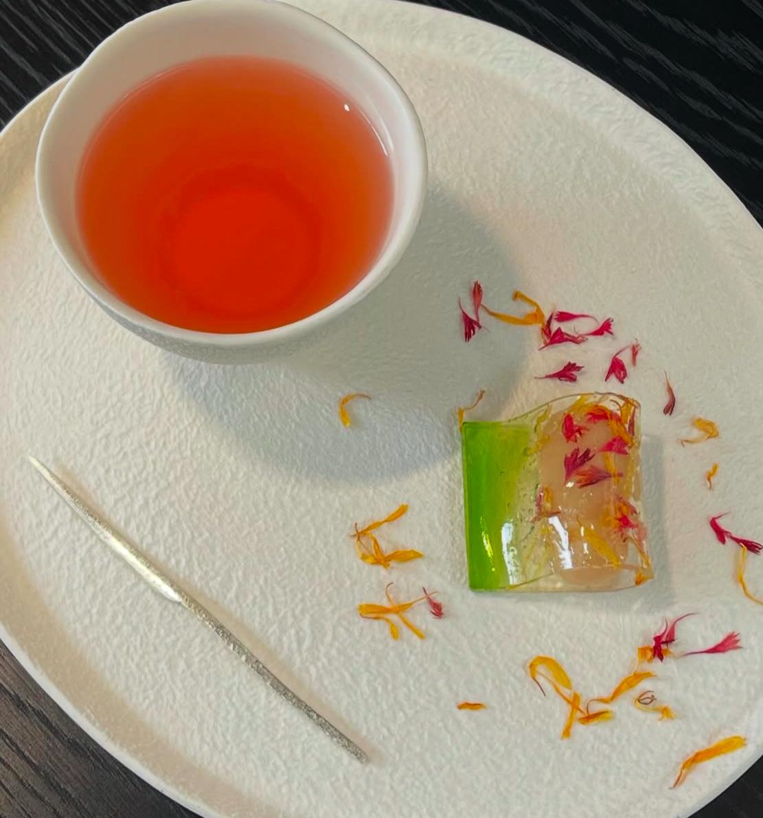 imperialtours's tweet photo. Café hopping in Korea isn’t just about grabbing a cup of coffee or tea—it’s a cultural experience. From soft, layered cakes with seasonal fresh fruit to intricately crafted desserts that look like works of art to delicate, traditional Korean sweets, Koreans take dessert seriously https://t.co/GK8CQSm2Rj