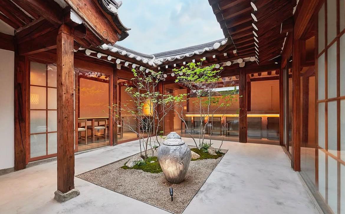 imperialtours's tweet photo. Café hopping in Korea isn’t just about grabbing a cup of coffee or tea—it’s a cultural experience. From soft, layered cakes with seasonal fresh fruit to intricately crafted desserts that look like works of art to delicate, traditional Korean sweets, Koreans take dessert seriously https://t.co/GK8CQSm2Rj