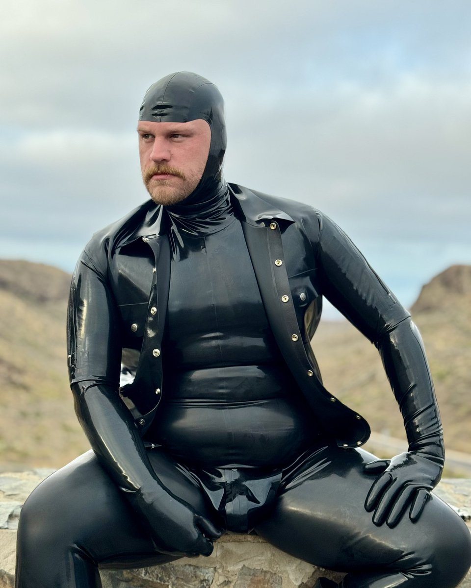 Full rubber and open face hood, inspired by the always sexy <a href="/FullRbbrBear/">FullRubberBear</a> 😈