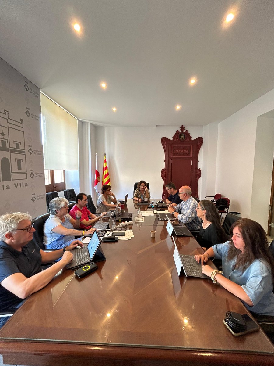 El govern de Sitges no s’atura. Avui, reunió setmanal per coordinar l’acció de govern. També ens reunim amb paradistes del Mercat i amb la representant del poble de Garraf. Treballem amb visió, proximitat i responsabilitat.#SitgesEsMou