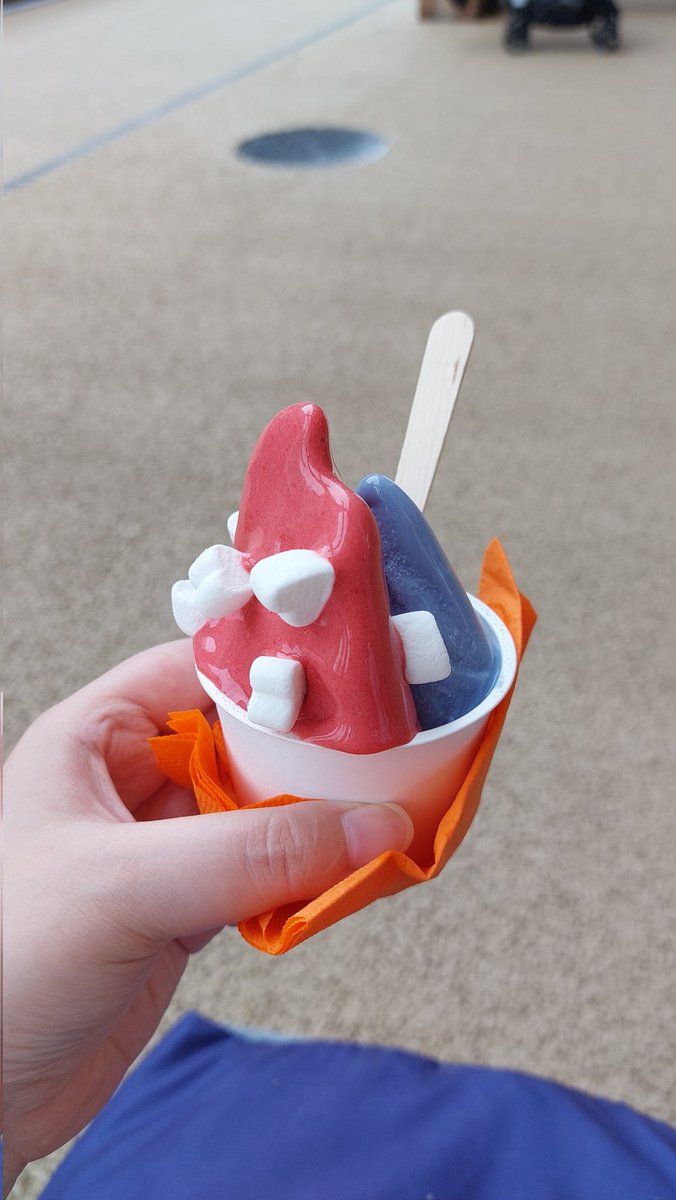 美味しかった😃♥
神座は京都駅の地下街にあるって聞いたので、今度はそこで食べたいな！
このミャク様カラーのアイスの味は予想外でした。