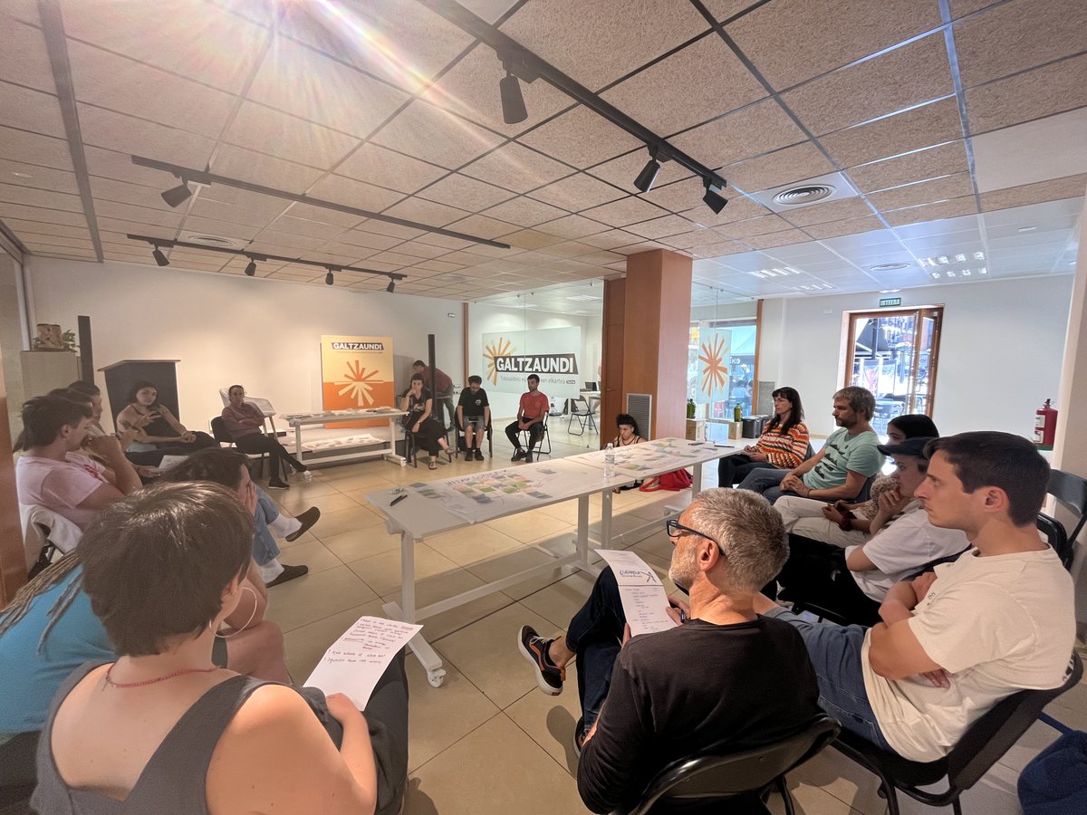 Gipuzkoako herri-batzordeetako dinamizatzaileak Galtzaundin bildu ziren joan den ostiralean Euskaraldiaren balorazioa egiteko🏠
<a href="/euskaraldia/">EUSKARALDIA</a> <a href="/TaupaMugimendua/">Taupa euskaltzaleen mugimendua</a>