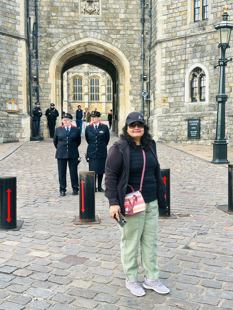 आजकल इंग्लैंड में हूं, Windsor castle 🏰 की तस्वीर ❤️
<a href="/journalist_syed/">Rajpath Bharat</a> <a href="/PKGautam0/">Pawan Kumar Gautam</a> <a href="/ayushbanisingh2/">Bani Singh</a>
