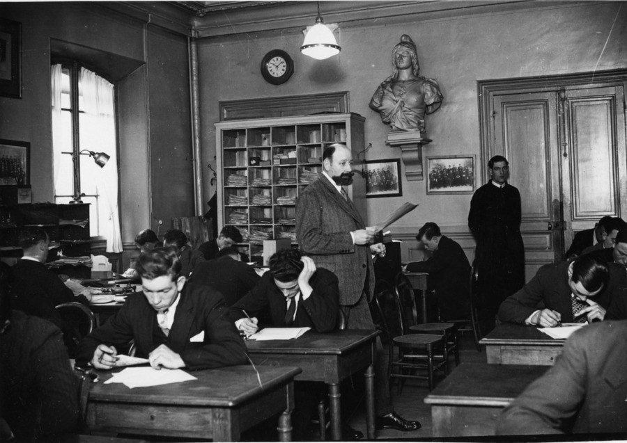 [PHOTO DU JOUR] #Photodujour
Elèves d'une école de police passant un examen, vers 1935.
© Imagno / Roger-Viollet