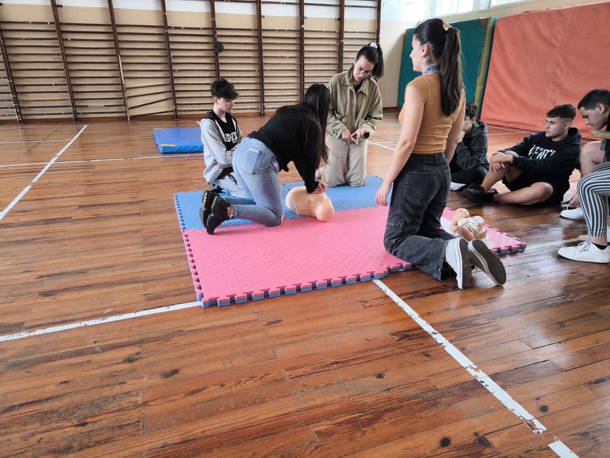 Hemos concluido la formación en reanimación cardiopulmonar, que ofrece el centro de Salud de San Benito dentro del proyecto "Salud con Z". Gracias a las pediatras, personal de enfermería, residentes y auxiliares por la colaboración en este aprendizaje tan importante para la vida.