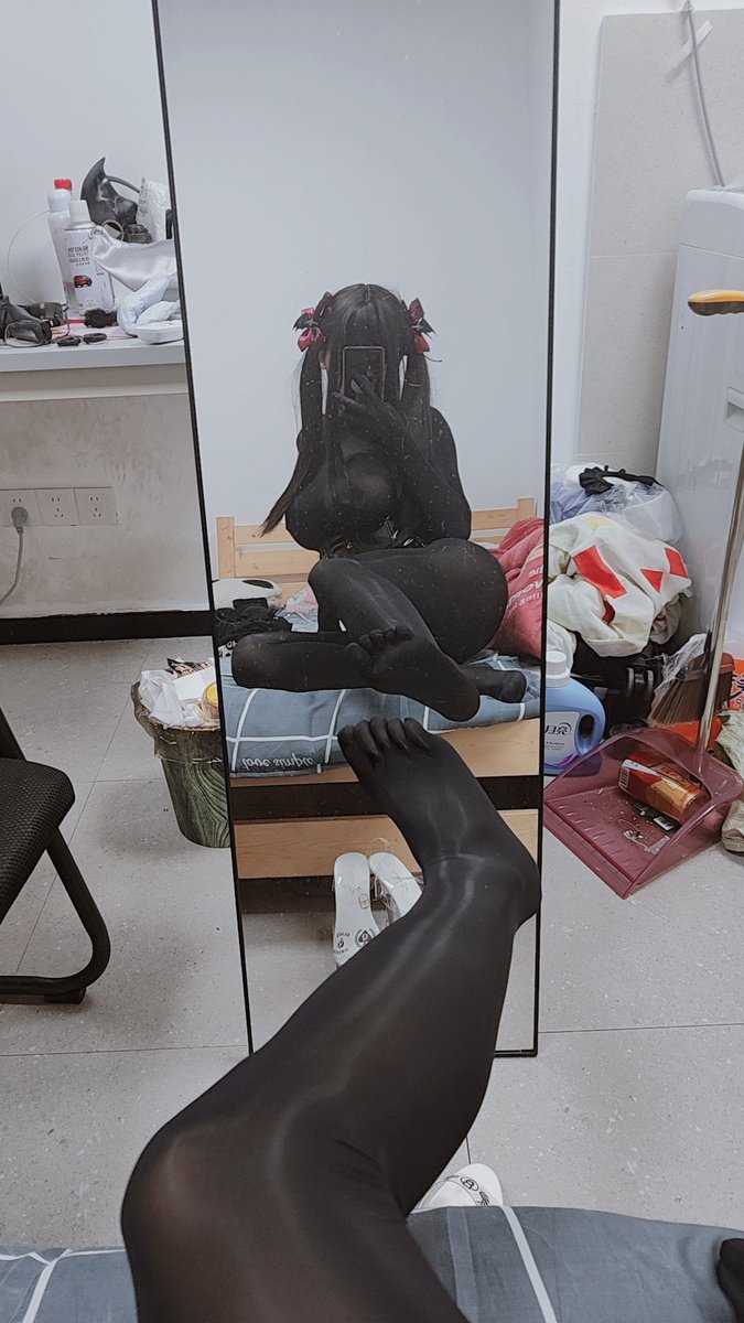 专门定制了分趾袜哦～这下傻屄贱狗们可以舔到每个脚趾啦❤︎