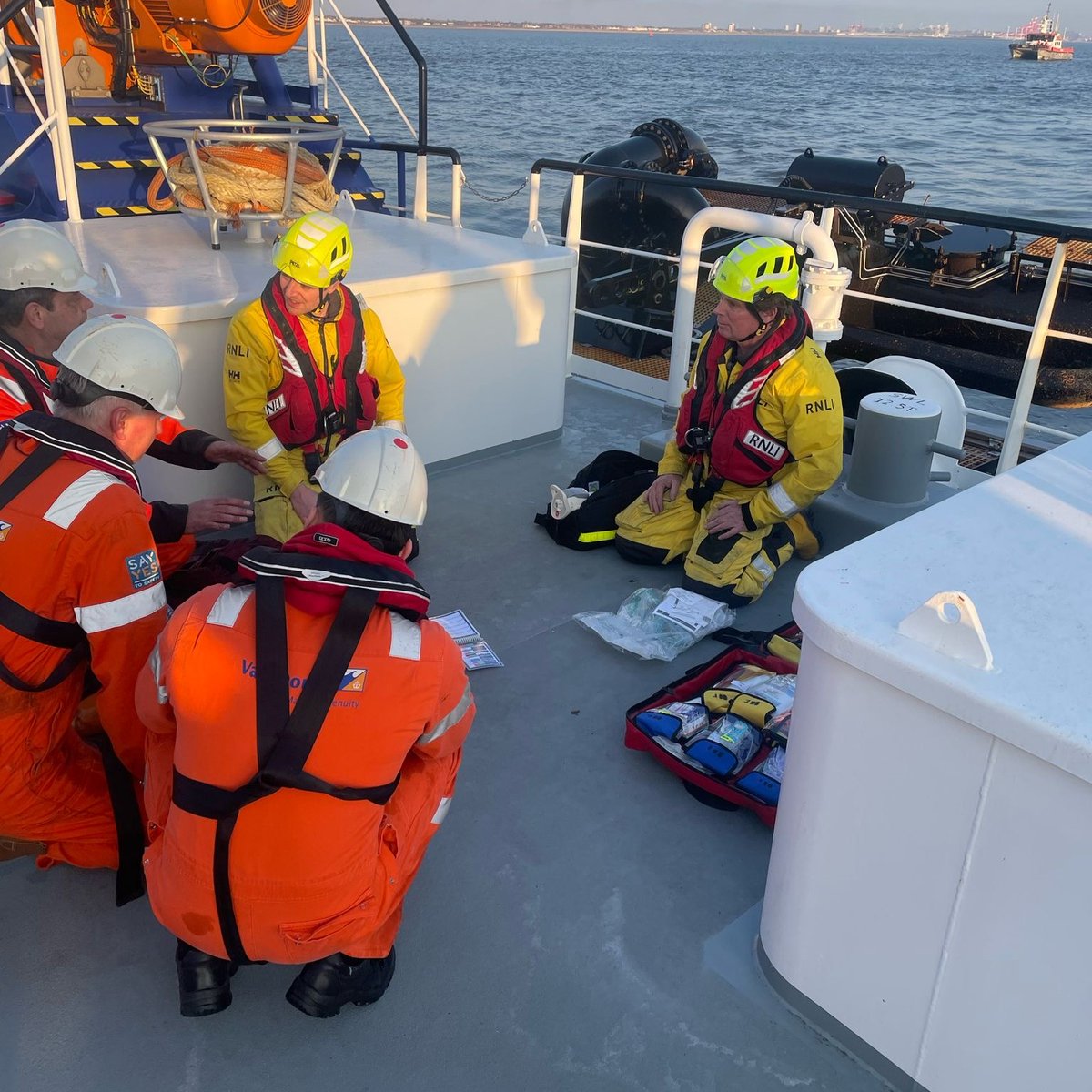 RNLI's tweet photo. Us 🤝 collaborative training

@HoylakeRNLI and @RNLINewBrighton recently teamed up with two commercial vessels for casualty evacuation #Training drills on the #RiverMersey in Liverpool’s busy shipping lanes.

Keeping their skills sharp so they're ready for anything 👏 https://t.co/TXTjJtc43R