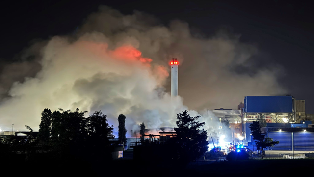 giornaleprociv's tweet photo. Piacenza, nessun rischio per la salute delle persone dopo l'incendio nell'area stoccaggio rifiuti
➡️https://t.co/fzthByRC6e
@vigilidelfuoco @ArpaER
#protezionecivile #incendio #piacenza #rifiuti #borgoforte #salute #auslpc #arpae #comunepiacenza https://t.co/ZWzLQBhZG2