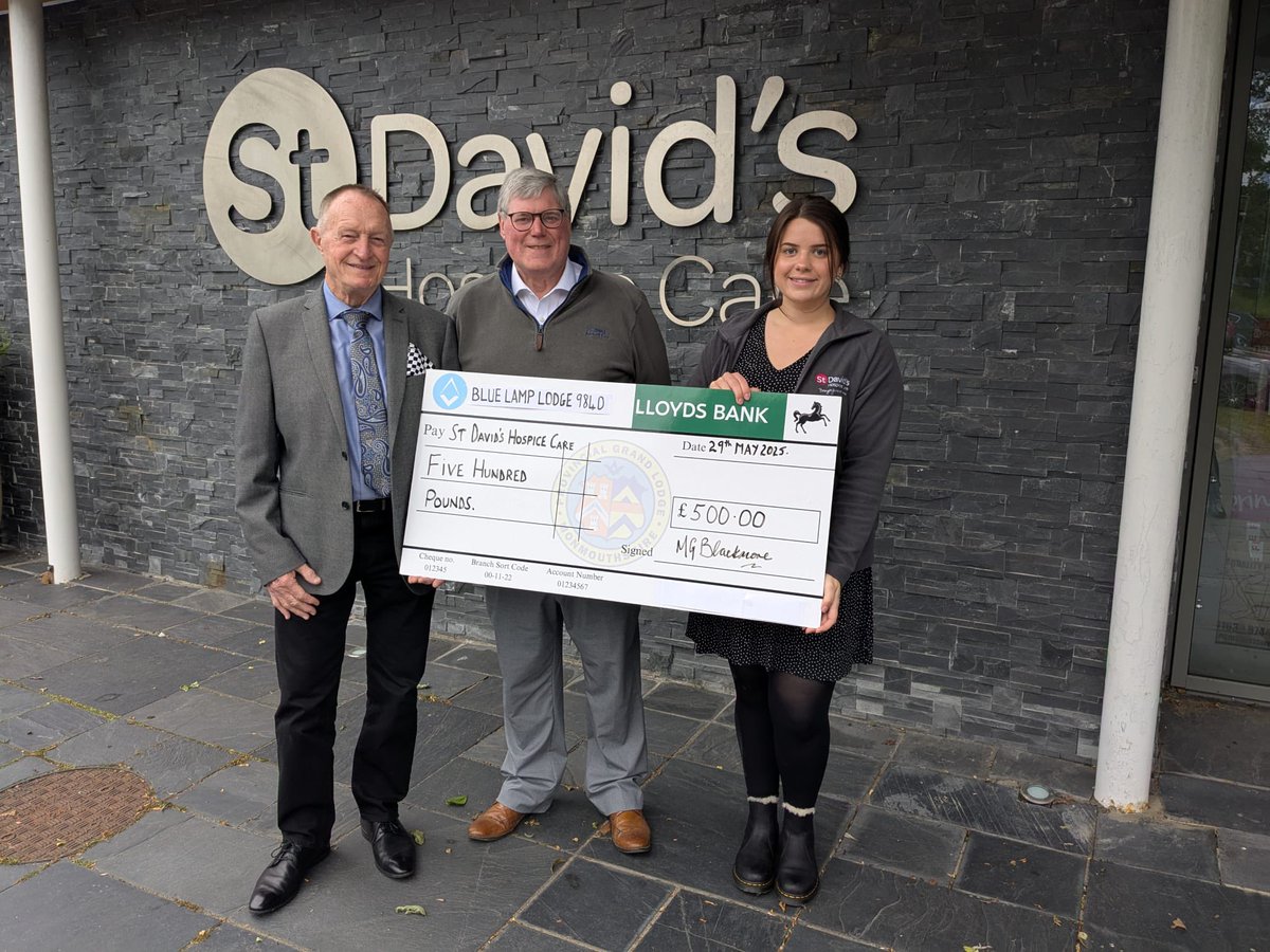 Blue Lamp Lodge 9840 recently presented  St David’s Hospice Care with a cheque for £500 on behalf of its members. 

The charity provides palliative care to patients, their families and carers facing life-limiting illnesses #charity #service 🤝🏻