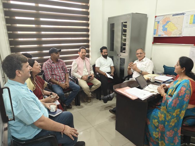 jkchanneltv's tweet photo. Kavinder slams JKSSB over compulsory Urdu Criteria for NT Posts Says will not tolerate discrimination against Jammu Youth #KavinderGupta #JKSSB #NaibTehsildar #UrduRow #YouthRights #JammuYouth https://t.co/ovTe65rbe3