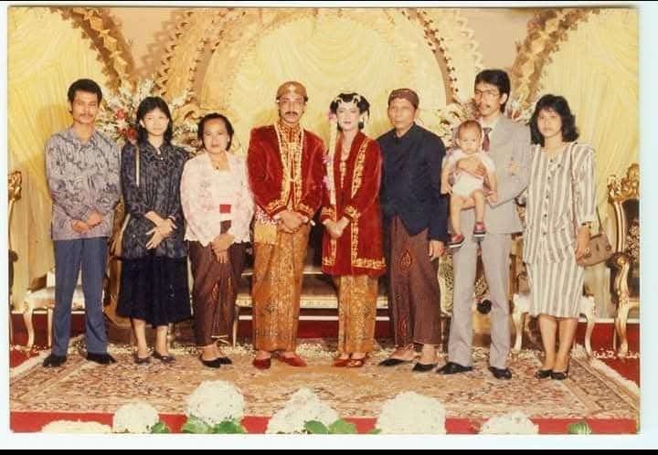 Opposisi6890's tweet image. [Album FB Frono jiwo]
Katanya kawan mulyono

Perhatikan dua foto
Kiri dan kanan
Mul bersama iriana ??? 

Ada yg janggal.. 

Kupas tuntas ijazah palsu
Mulyono @jokowi