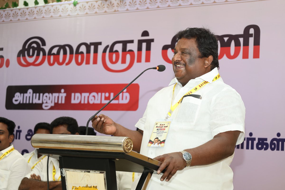dmk_youthwing's tweet photo. கழக இளைஞர் அணிச் செயலாளர் - மாண்புமிகு துணை முதலமைச்சர் @udhaystalin அவர்களின் அறிவுறுத்தலின் பேரில், அரியலூர்  மாவட்டத்திற்குப் ப���திதாக நியமிக்கப்பட்ட ஒன்றிய-நக-பேரூர் இளைஞர் அணி அமைப்பாளர் மற்றும் துணை அமைப்பாளர்களுக்கான அறிமுகக் கூட்டம் நடைபெற்றது.   

இக்கூட்டத்தில் மாவட்டக் கழகச் செயலாளரும், மாண்புமிகு போக்குவரத்து மற்றும் மின்சாரத்துறை அமைச்சர் @sivasankar1ss அவர்கள் கலந்துகொண்டு, இளைஞர் அணி நிர்வாகிகள் ஆற்றவேண்டிய கழகப் பணிகள் குறித்த ஆலோசனைகளை வழங்கினார்.     

இளைஞர் அணி மாநில துணைச் செயலாளர்  @C_ANAND_KUMAR முன���னிலையில் நடைபெற்ற இந்நிகழ்வில், சமூக வலைத்தளங்களைப் பயன்படுத்த வேண்டியதன் அவசியம் குறித்து
@SuriyaKML அவர்களும், சமூக வலைத்தளத்தை ஆக்கபூர்வமாக எவ்வாறு பயன்படுத்துவது என்பது குறித்து @VigneshAnand_Vm அவர்களும் புதிய நிர்வாகிகளுக்குப் பயிற்சி வழங்கினர்.

#Elayarajan #கழக_இளைஞர்_அணி