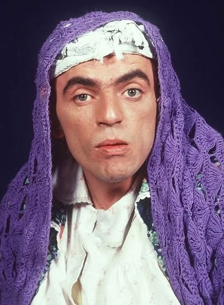 Generations7080's tweet photo. Il y a 26 ans, le 10 juin 1999 Élie Kakou nous quittait à l'âge de 39 ans ! 😪
Un artiste au talent unique, un humoriste à la voix et au style inimitables, qui a marqué toute une génération avec ses personnages devenus cultes.

👗 Madame Sarfati, le professeur de danse, le prof de gym, le chanteur lyrique… Il savait nous faire rire, mais aussi nous émouvoir.

🌹Tendre pensée !