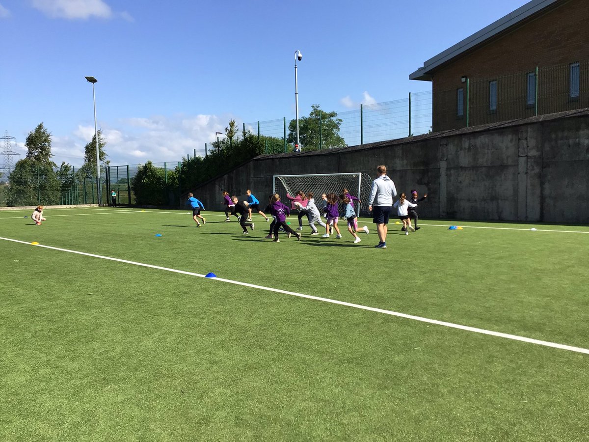 The sun is out for P3 playing rugby. Thanks to David from <a href="/WDRFC1993/">WaysidersDrumpellier</a> for a fabulous session. #healthweek <a href="/GlenboigPrimary/">Glenboig Primary School</a>
