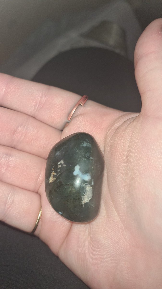 TcharaX's tweet photo. @Ranboosaysstuff This cool green rock I found https://t.co/nSbJzgsDqI