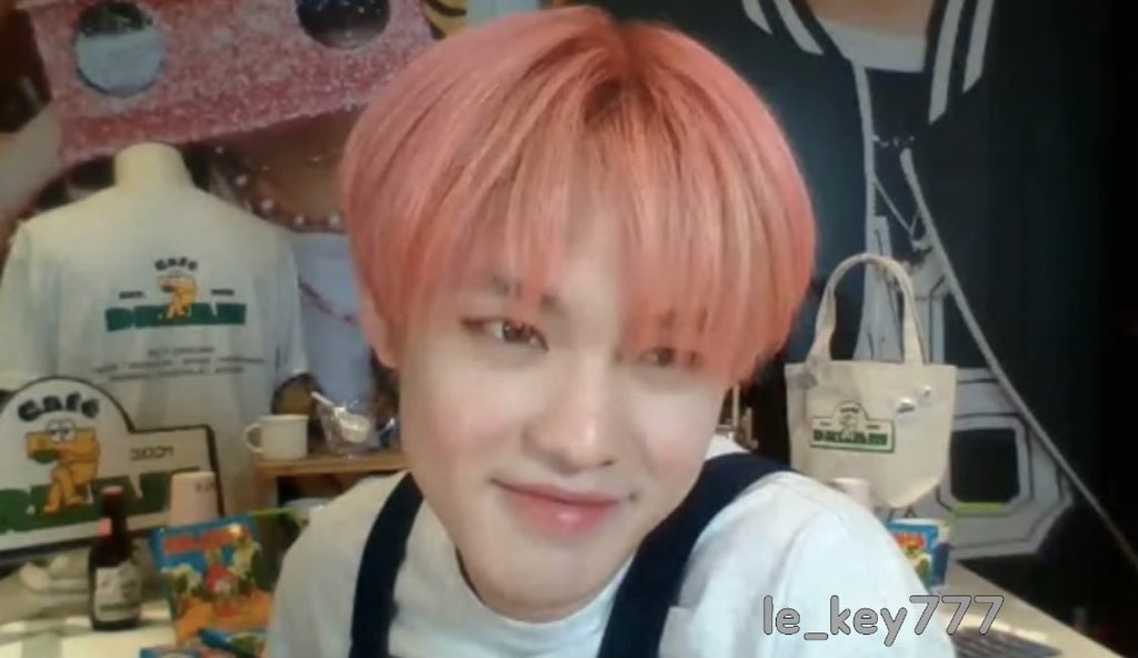 이날 종천러 뭐지
그냥 머리도 핑크 볼도 핑크 코도 핑크 입술도 핑크
다핑크핑크핑크천러..