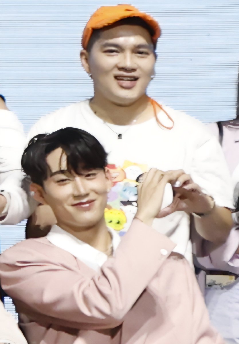 วันแรกทำภารกิจสำเร็จ❤️❤️ขอบคุณทีมจับกรุ๊ปมากได้ยืนหลังมิกให้ดมแขนบอกทา #LaOngHom สีฟ้ามาด้วยชอบ
วันที่สองเกือบหลุดยังดีได้น้องเอส❤️ชมน้องงัดเก่งนะ เอสยิ้มเขิน
#LOLFanFest2025
#mixxiw #est_rvp