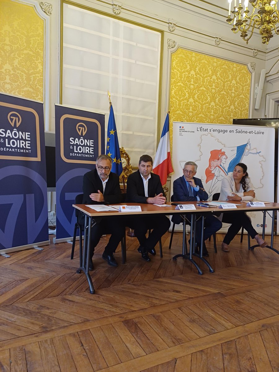 JFAlbert71's tweet photo. 🤝 La signature du partenariat entre la Préfecture 71, le Département 71 et Orange pour l’inclusion numérique a eu lieu le 5 juin.
L'objectif : déployer « Les Magiciens du Numérique » avec les conseillers numériques pour 7000 élèves de 6ème en Saône-et-Loire.
#InclusionNumérique https://t.co/P0bOHj3XW9