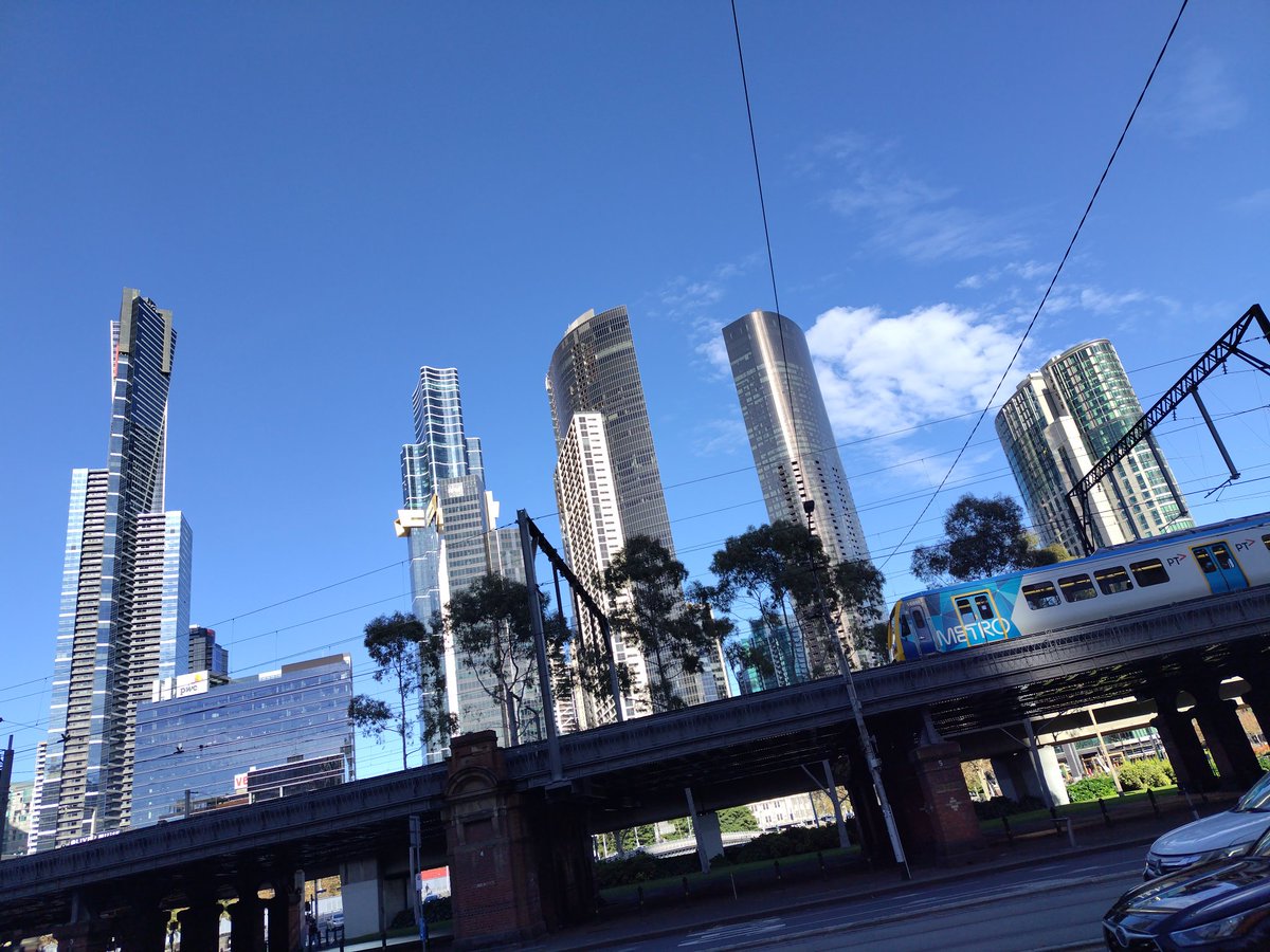 シドニーで世話になったパフォーマーがRISINGまで観に来てくれたので久しぶりに会う✨️彼女が言うにはメルボルンはクールで、シドニーはチャラいんだと。で、タスマニアはゴシックだそーな。 DarkMofoのデザインがゴシック調だったのは土地のアイデンティティを取り入れてたんだね。私はどこも好き♥