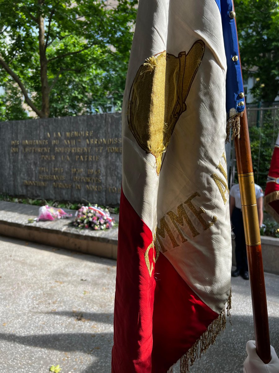 Ce matin, élus, porte-drapeaux, anciens combattants et habitants se sont réunis place Richard Baret puis devant le monument aux morts de la Mairie du 17e pour rendre #hommage à celles et ceux tombés pour la France lors de la guerre d’Indochine. 🕊️

#Paris17 #Commémoration