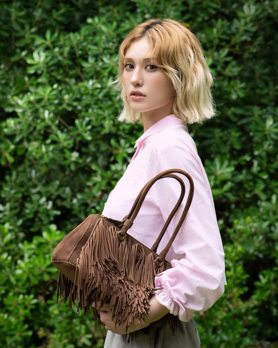 prada_japan's tweet image. 犬島で捉えられたポートレートとその瞬間が、#プラダ アンバサダーのチョン・ソミの繋がりと発見の旅を映し出します。

静と動の間を行き来するこの PRADA MODE 大阪は、場所と存在の物語を紡いでいます。

#Prada #PradaMode #JeonSomi