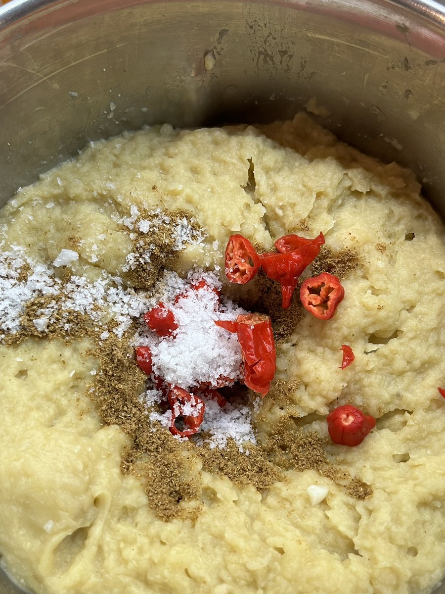 ThatDaengSauce's tweet image. Amazing how spicy those little Ghost chilies made today’s #hummus. 😛
Muy bueno. 
 
#spicy #chili #Thailand #Bangkok #BKK #Ghost #bhut_jolokia #ghost_chilies