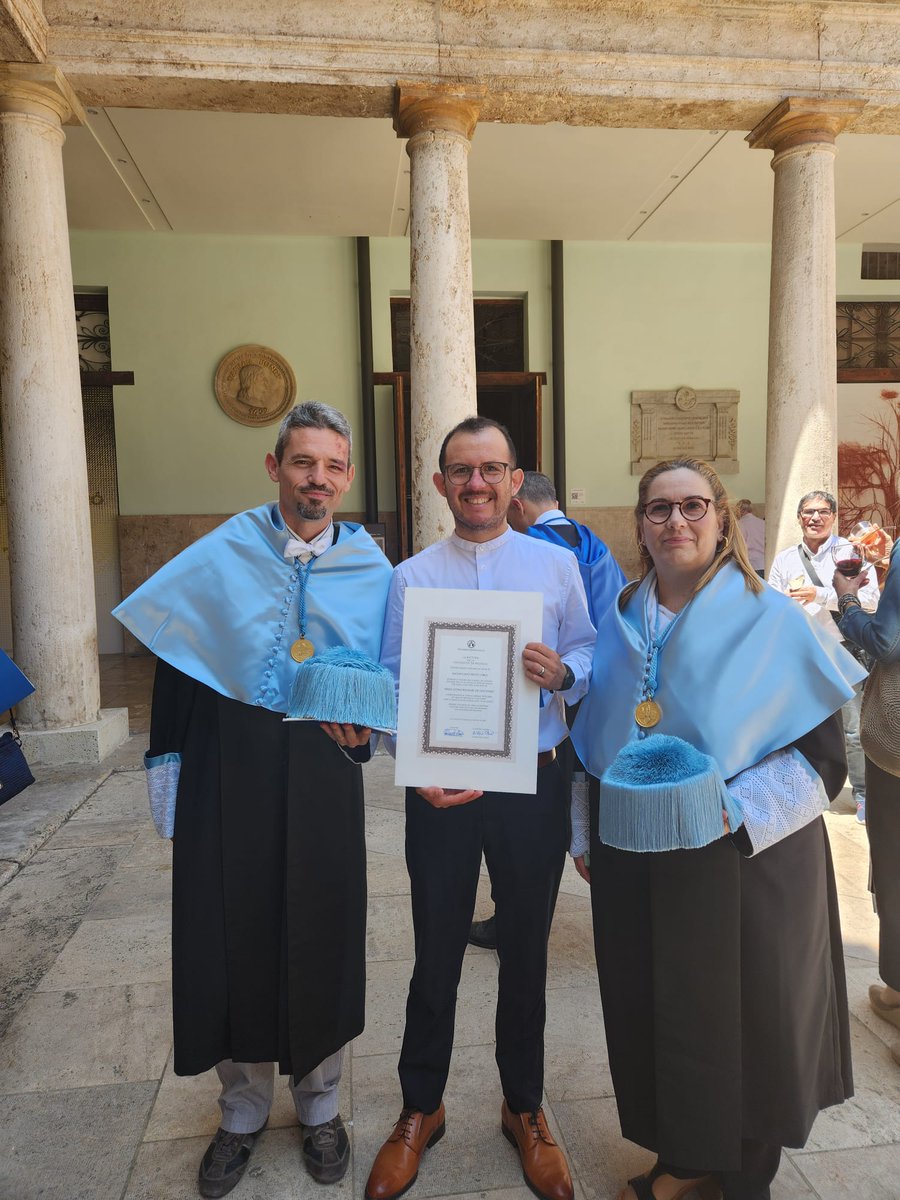El pasado viernes 6 de junio, Maximiliano Reyes, egresado de nuestro Programa de Doctorado, recibió el Premio Extraordinario de Doctorado, por su tesis "Fundamentación de la sociedad civil como núcleo ético de la sociedad chilena", dirigida por Javier Gracia. ¡Enhorabuena!