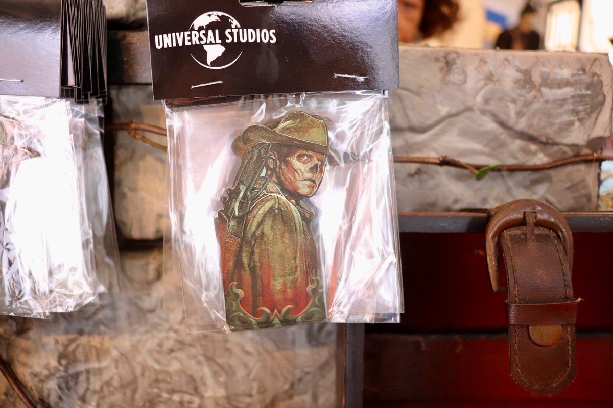 RealCupcake77's tweet image. Cowboy ghoul got me reaching for my wallet.
That stained-glass HHN frame? I don’t need them… but I do.
Fallout’s horror crossover look is soaked in detail.

#FalloutHHN
#HHN2025
#ThemeParkMerch
#UniversalOrlando
#Fallout