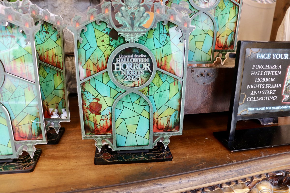 RealCupcake77's tweet image. Cowboy ghoul got me reaching for my wallet.
That stained-glass HHN frame? I don’t need them… but I do.
Fallout’s horror crossover look is soaked in detail.

#FalloutHHN
#HHN2025
#ThemeParkMerch
#UniversalOrlando
#Fallout