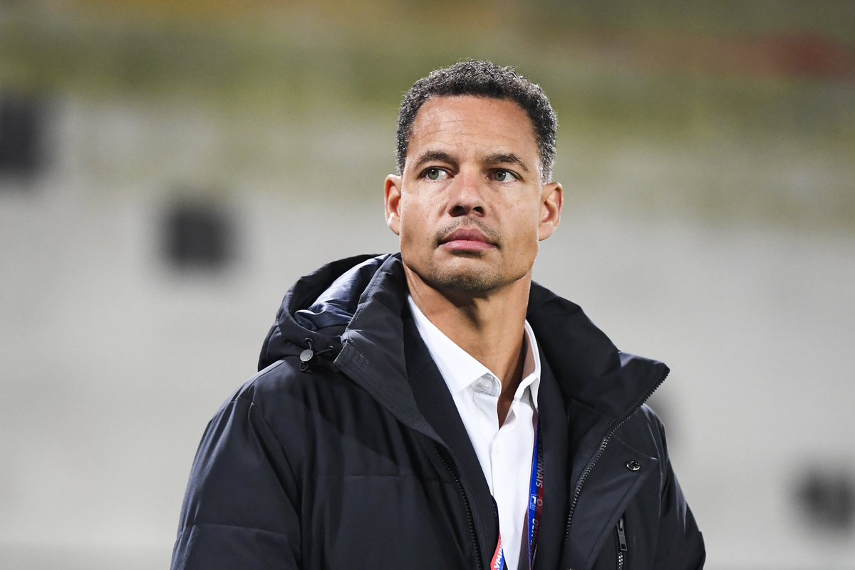 ActuFoot_'s tweet photo. 🚨 𝗖’𝗲𝘀𝘁 𝗗𝗮𝗻𝗶𝗲𝗹 𝗖𝗼𝗻𝗴𝗿𝗲́ 🇫🇷, coordinateur sportif de l’OL et ancien pro, qui a été retrouvé chez lui 𝗶𝗻𝗰𝗼𝗻𝘀𝗰𝗶𝗲𝗻𝘁 𝗲𝘁 𝗽𝗲𝗿𝗱𝗮𝗻𝘁 𝗯𝗲𝗮𝘂𝗰𝗼𝘂𝗽 𝗱𝗲 𝘀𝗮𝗻𝗴 𝘀𝘂𝗶𝘁𝗲 𝗮̀ 𝘂𝗻 𝗰𝗼𝘂𝗽 𝗱𝗲 𝗰𝗼𝘂𝘁𝗲𝗮𝘂. 

Son état est… 𝗦𝗧𝗔𝗕𝗟𝗘. 🙏🏥

Une enquête a été ouverte.

🗞️ @Midilibre